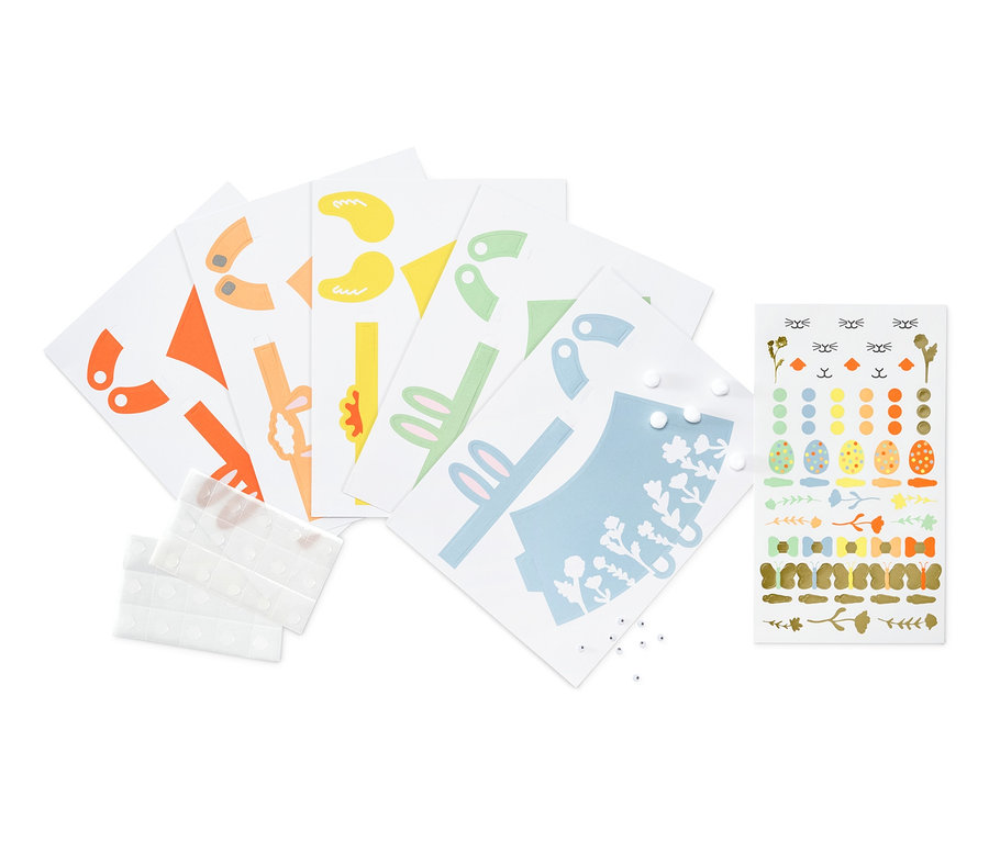 Ein aufgefächertes Oster-Bastel-Set mit fünf farbigen Tiermotiven und einem Bogen Aufklebern.