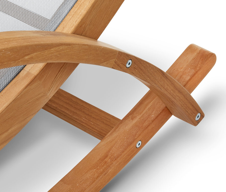 Detailansicht einer Teak-Schaukelliege mit Textilen.