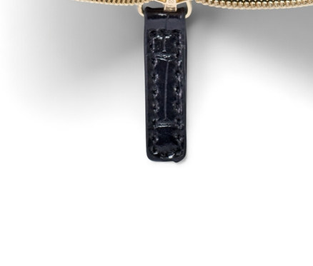 Geöffnete schwarze Geldbörse mit goldenem Reißverschluss.