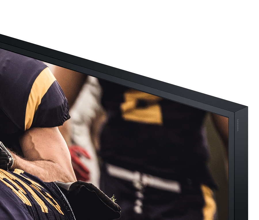 Detailaufnahme eines Fernsehbildschirms, der ein Footballspiel zeigt. Zu sehen ist ein Samsung The Terrace GQ65LST7TGUXZG QLED-4K-Outdoor-TV.
