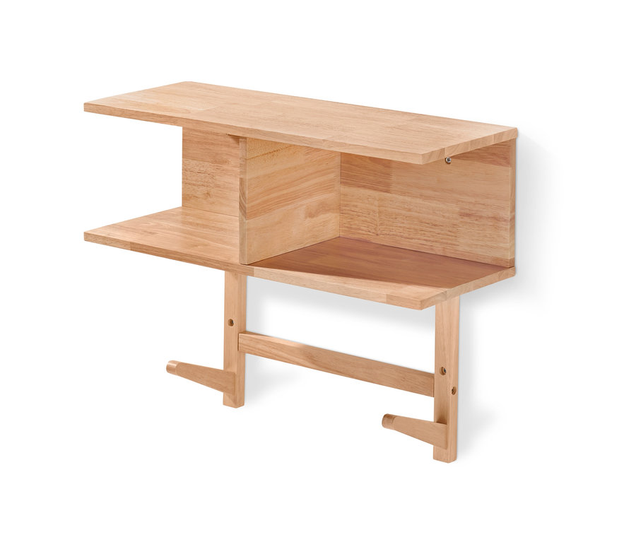 Ein hölzernes Wandregal mit zwei Ebenen.