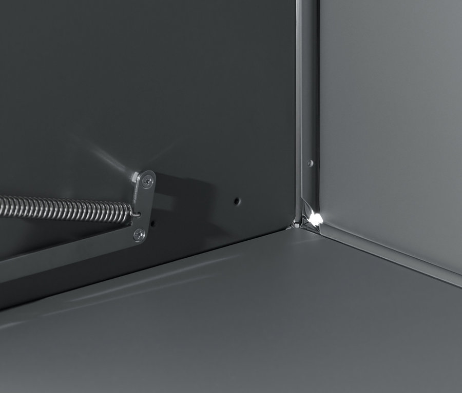 Detailansicht eines grauen Sideboards »CN3« mit Klappe und Metallmechanismus.