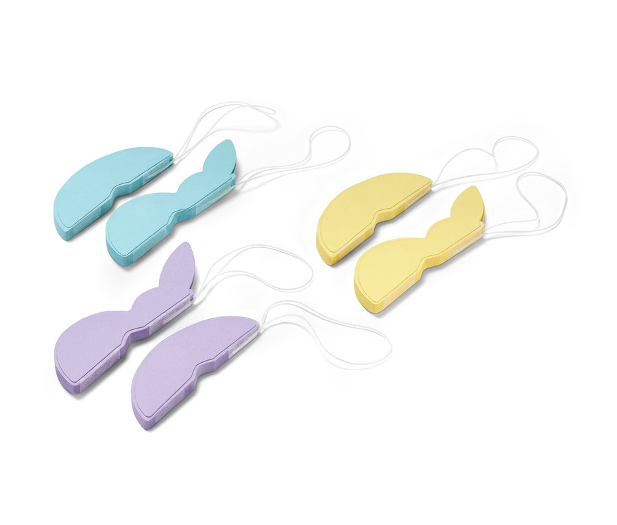 Sechs Papier-Osteranhänger in blau, gelb und lila.