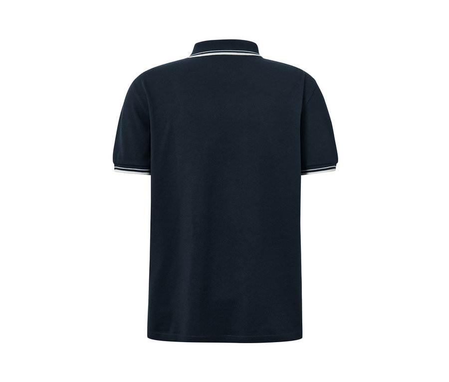 Detailansicht der Rückseite eines marineblauen Piqué-Poloshirts.