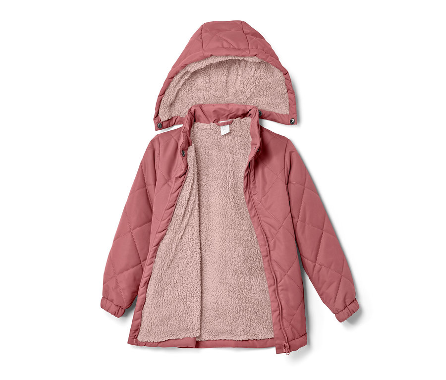 Eine offene, rosa Kinder-Steppjacke mit Kapuze und Teddyfutter liegt auf einem weißen Hintergrund.