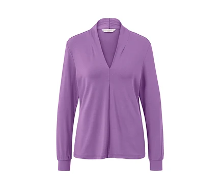 Lila Blusenshirt mit V-Ausschnitt.