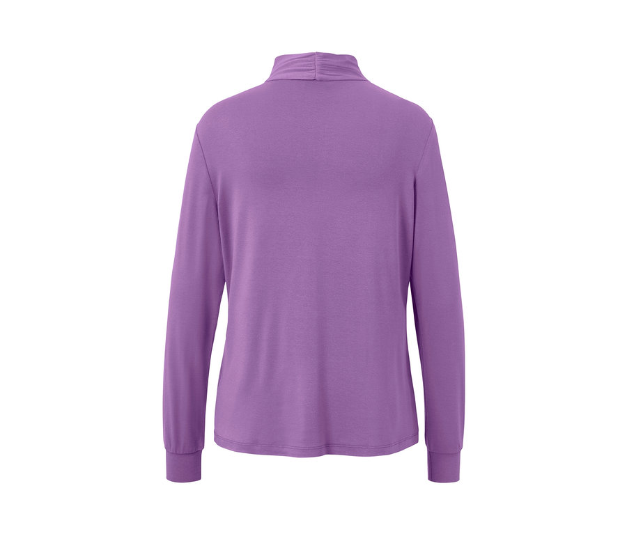 Rückansicht des lilafarbenen Blusenshirts mit V-Ausschnitt.