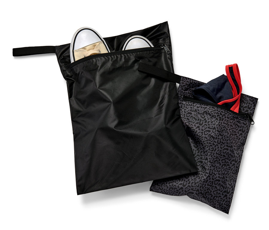 Zwei wasserfeste Packsäcke, einer mit Schuhen, der andere mit Kleidung.