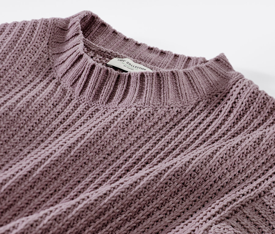 Nahaufnahme eines Kinder-Chenille-Pullovers in Mauve.