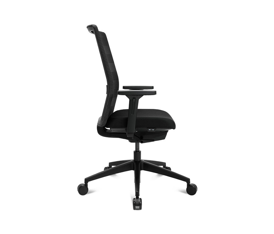 Detailansicht von der Seite eines schwarzen Topstar Airwork Bürostuhls mit fünf Rollen.
