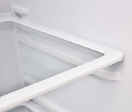 Innenansicht eines Respekta Einbaukühlschranks mit Gefrierfach »KS122.4«, E (von A bis G) mit weißen Regalen.