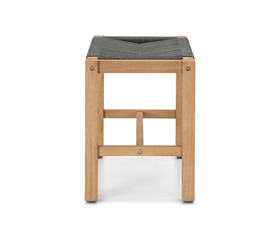 Frontansicht des Hockers »Lenja« mit Textilgeflecht und hellem Holzrahmen.