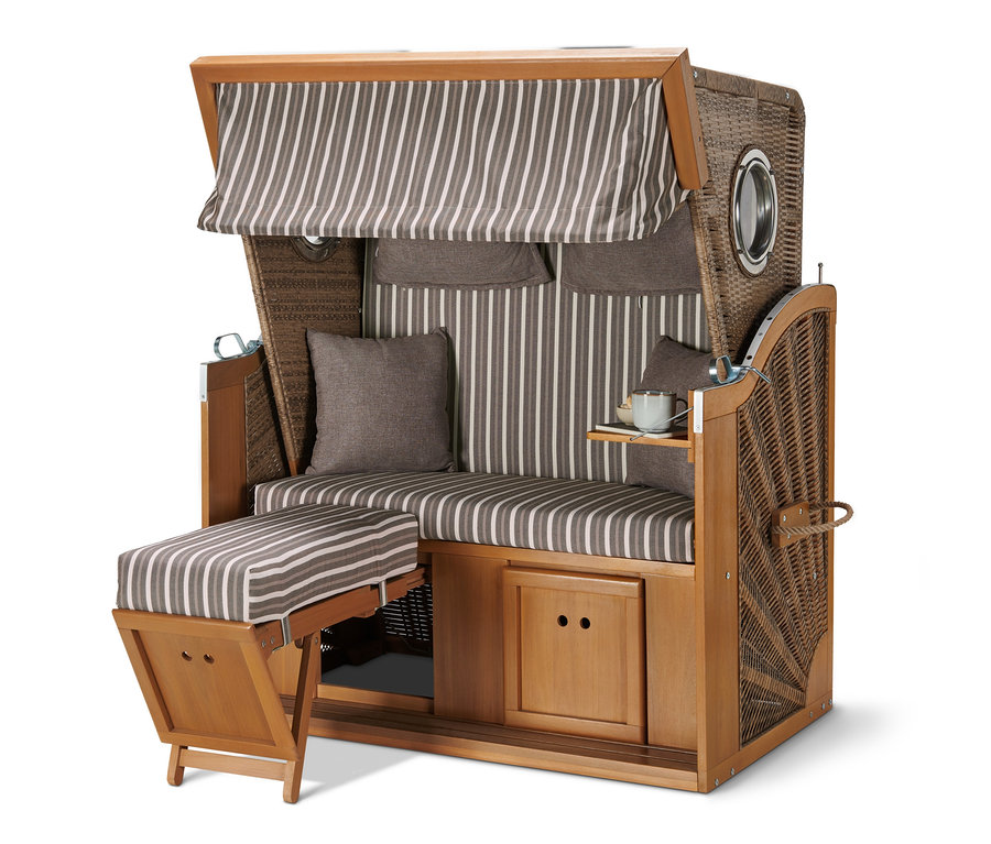 Brauner Premium-Strandkorb XL mit Ausklapptisch und gestreiften Kissen.