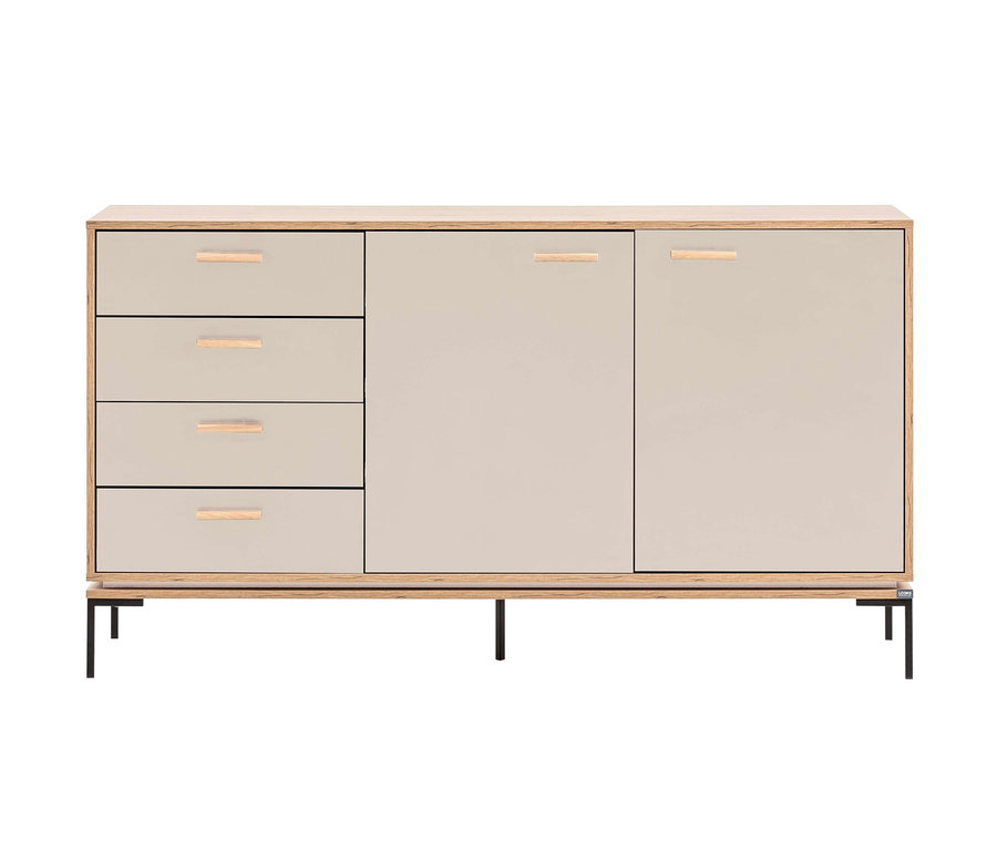 Beiges Sideboard mit geraden Griffen, vier Schubladen links und Türen rechts.