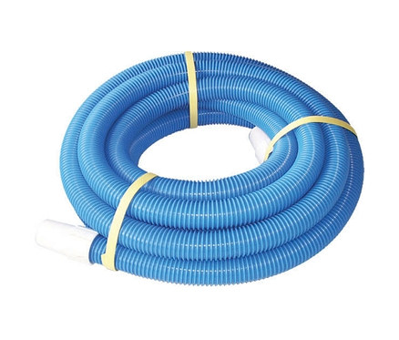 Aufgerollter blauer Schwimmbadschlauch mit weißen Endstücken, der mit gelben Bändern zusammengehalten wird. Karibu Pool-Reinigungs-Set.
