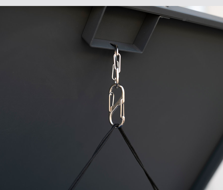 Detail einer stählernen Mülltonnenbox, 1er oder 3er, mit Kette und Karabiner.