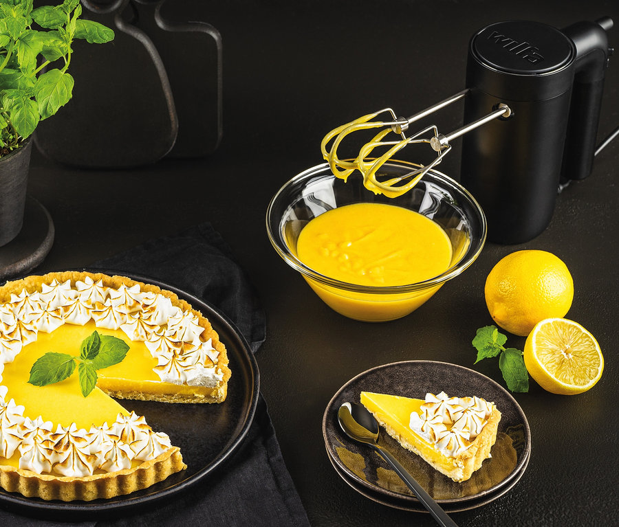 Zitronentarte mit Baiser, Schüssel mit Eigelbcreme und schwarzer WILFA Handmixer SMOOTH-MIX.