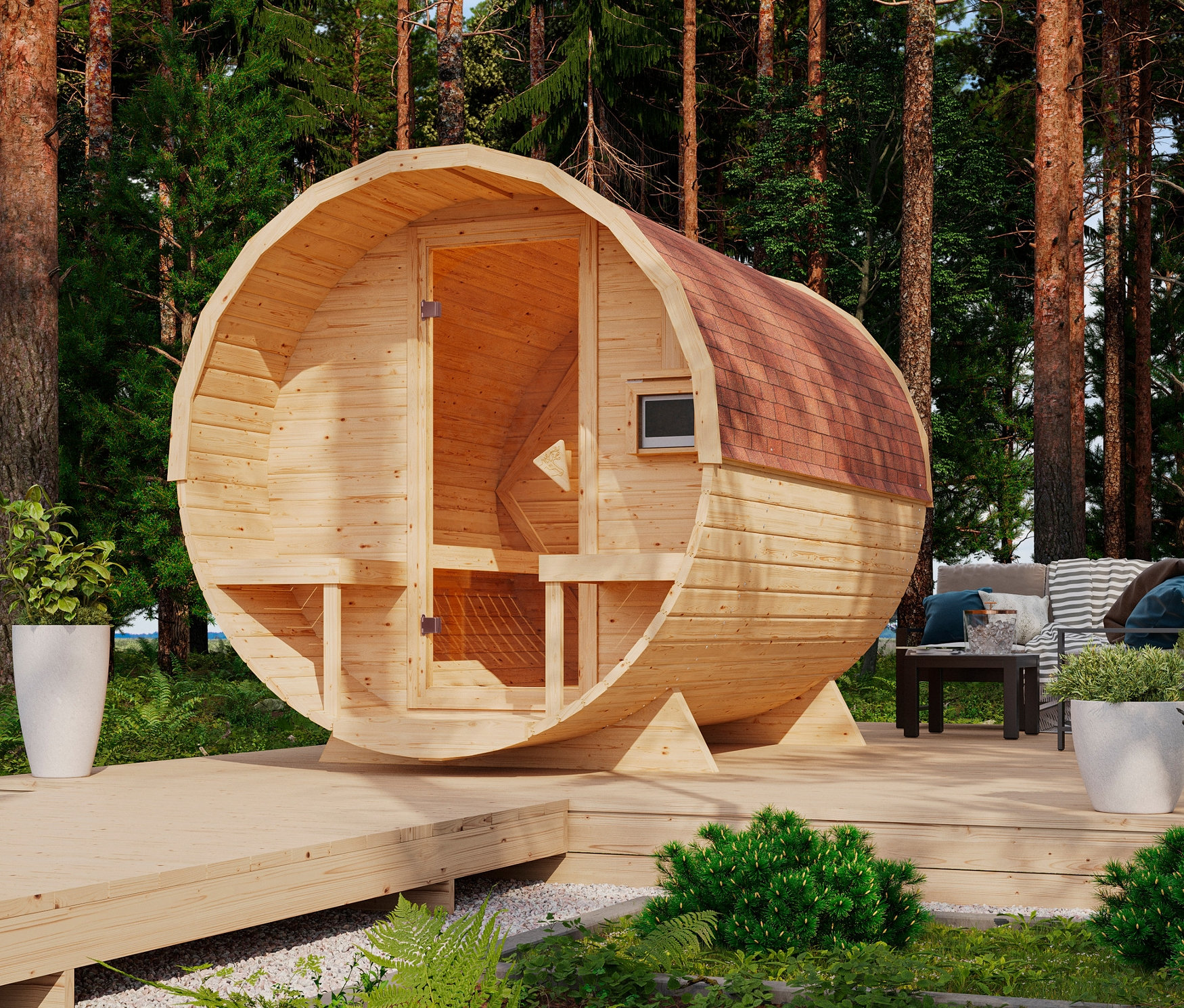 Im Wald steht auf einer Holzterrasse die Fasssauna Karibu »Nadi 2«.