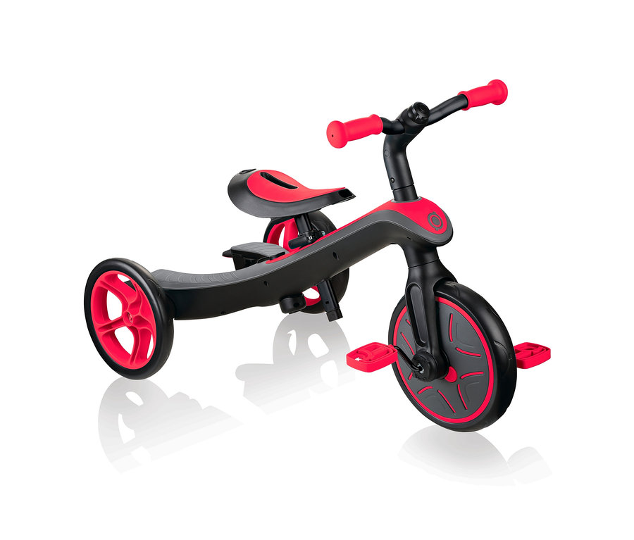 Rotes GLOBBER Dreirad »Explorer 4 in 1« auf weißem Hintergrund.