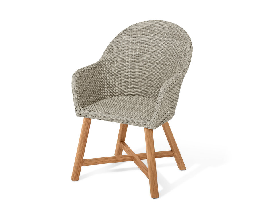 Nahaufnahme eines beigen Sessels aus einem Teak-Dining-Set.