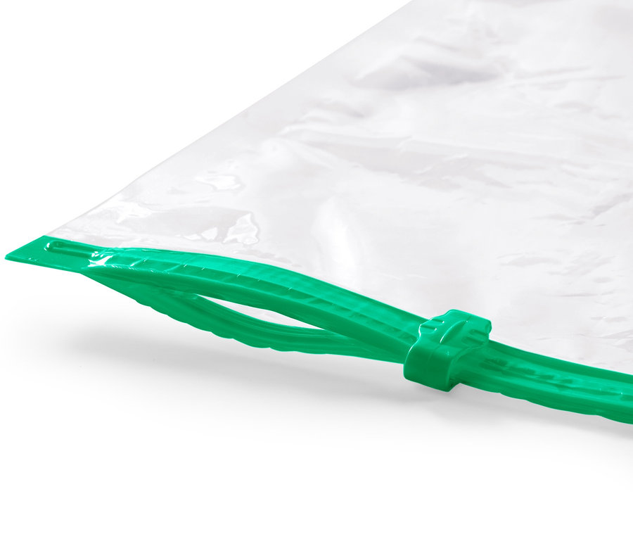 Detailansicht eines 2 Vakuum-Aufbewahrungsbeutels, liegend, mit grünem Reißverschluss.