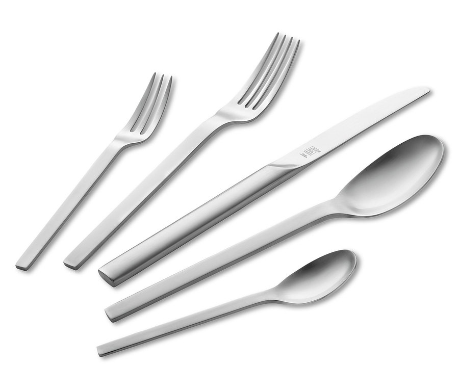 Nahaufnahme von ZWILLING Besteck, mattiert, bestehend aus Gabel, Messer und Löffel auf weißem Hintergrund.