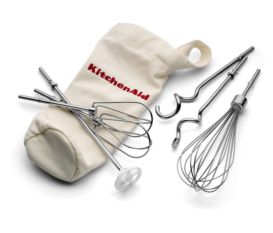 Ein Zubehörset für Küchenmaschinen mit einer Stoffhülle, darunter der KitchenAid-Handmixer »5KHM9212EAC«.