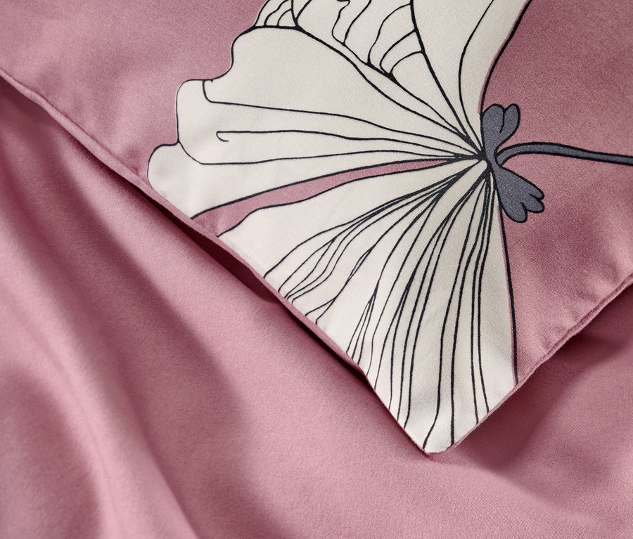 Nahaufnahme von altrosa Microfaser-Bettwäsche mit Blumenmuster.