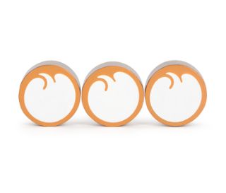 Drei Holzspielzeuge mit orangefarbenen Rändern und weißen Innenflächen stehen nebeneinander.