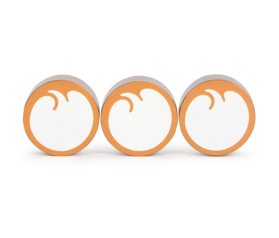 Drei Holzspielzeuge mit orangefarbenen Rändern und weißen Innenflächen stehen nebeneinander.