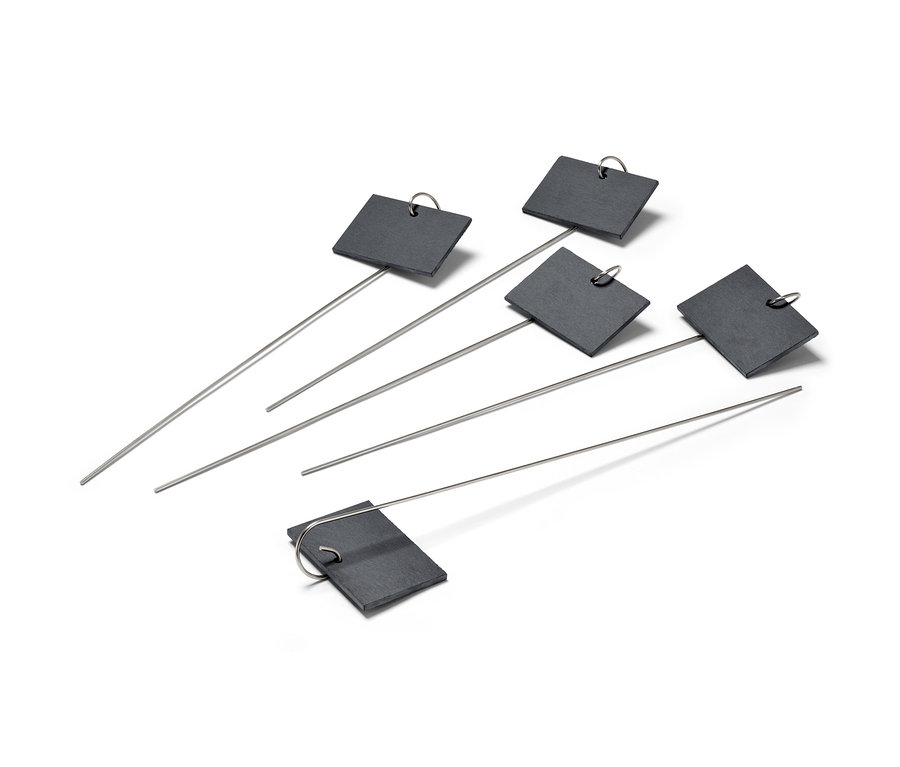 Fünf Schiefer-Beetmarkierer mit Metallstäben.