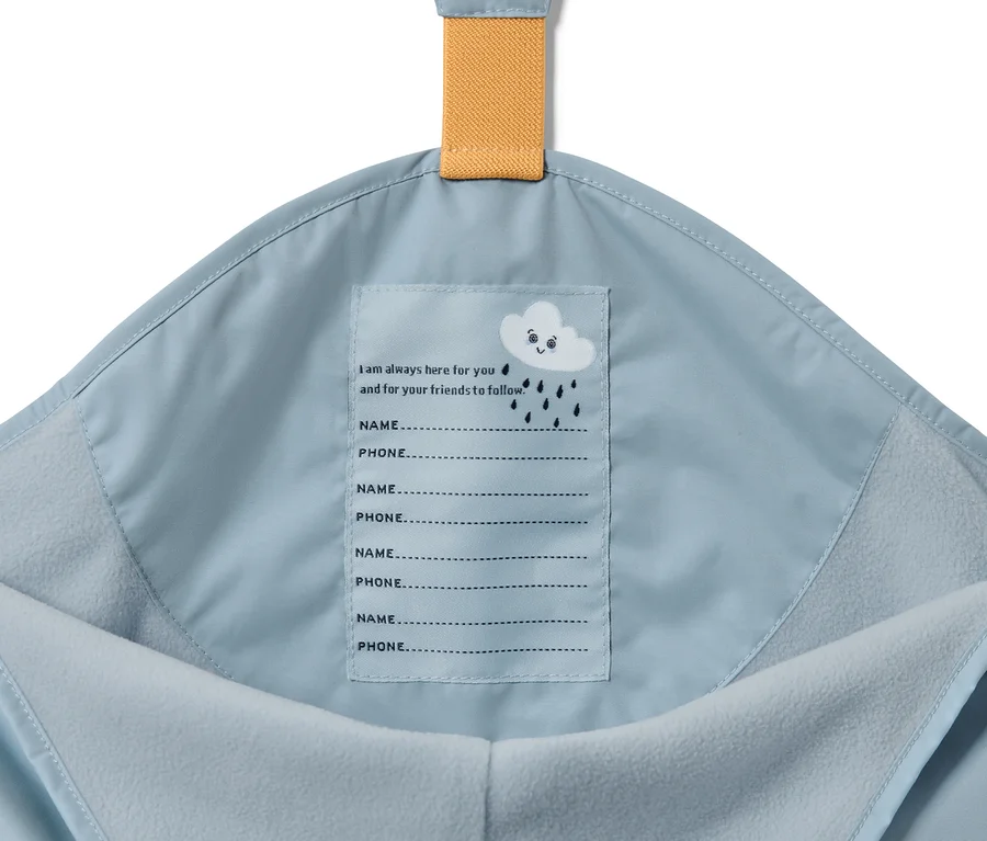 Detailansicht einer hellblauen Kinder-Thermo-Regenhose mit gelben Trägern.