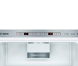 Detailansicht in einen Bosch KGE398IBP Kühlschrank mit LED-Beleuchtung und PowerVentilation.