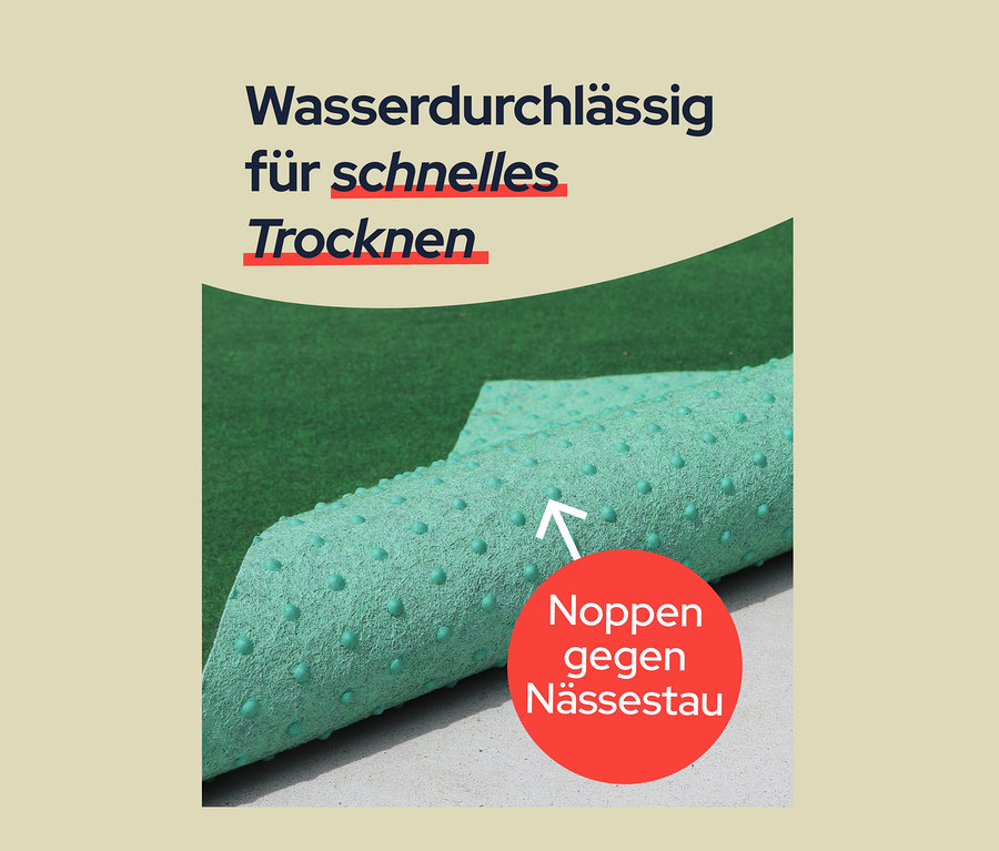 Detailansicht einer Primaflor Rasenteppich »COMFORT« Rolle, die die Noppenstruktur zeigt, mit Text zu Wasserdurchlässigkeit.