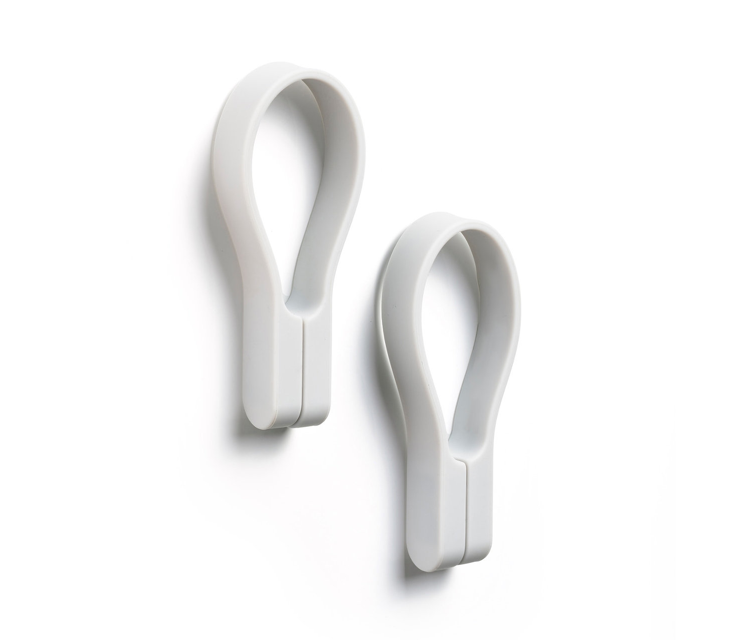 Zwei hellgraue ZONE DENMARK 2 Magnet-Handtuchhalter »Loop« auf weißem Hintergrund.