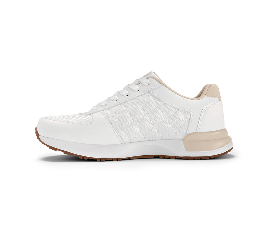 Weißer Sneaker mit brauner Sohle.