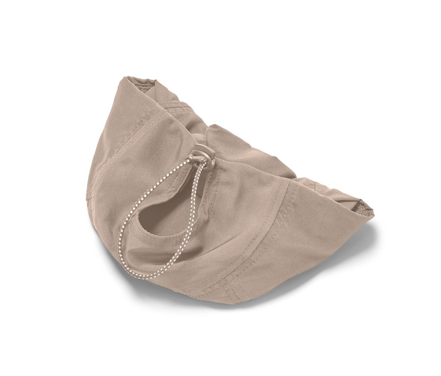 Ein beiges, packbares Cap mit Kordelzug.