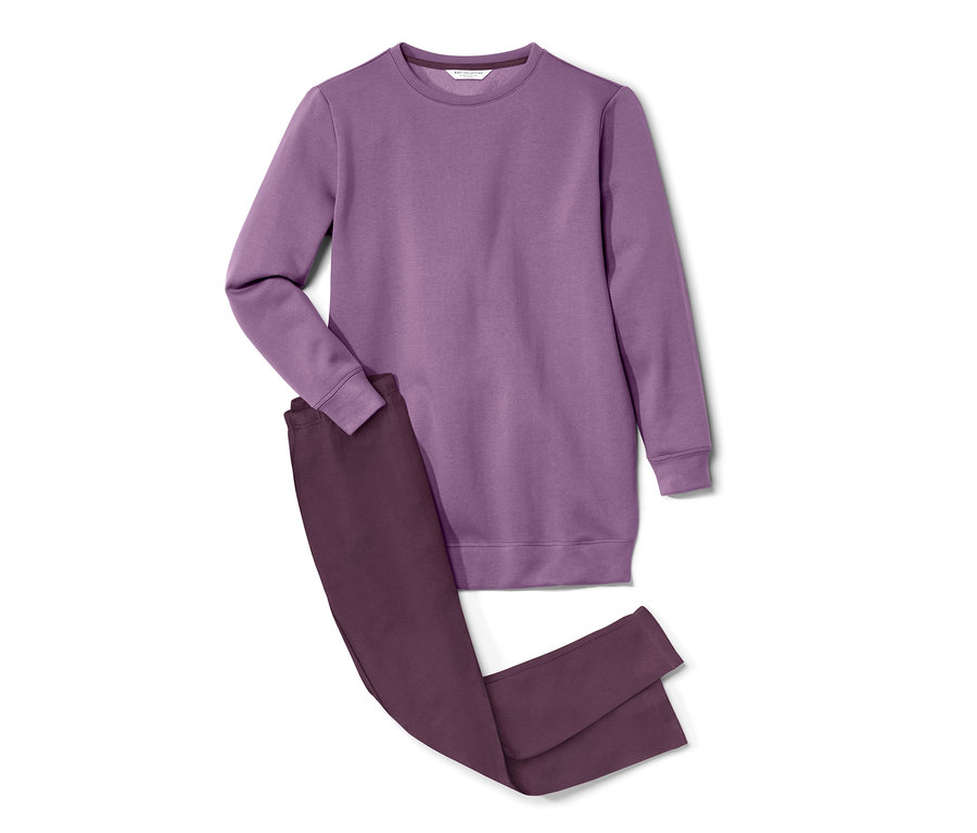 Ein lila Leggings-Pyjama liegt auf einem weißen Hintergrund.