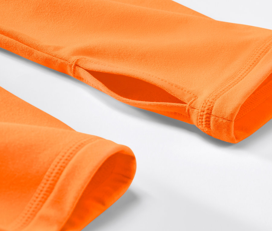 Detailansicht eines neonorangen Thermo-Funktionsshirts.
