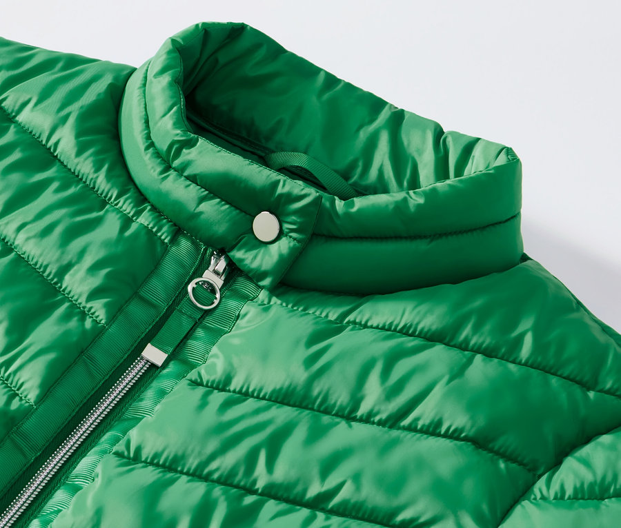 Detailansicht einer grünen Steppjacke.