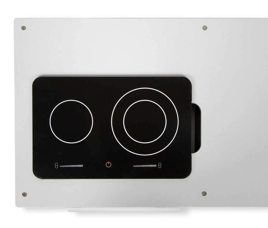 Detailansicht einer small foot Kinderküche mit Kücheninsel »Industrial« mit schwarzem Kochfeld und weißer Oberfläche.