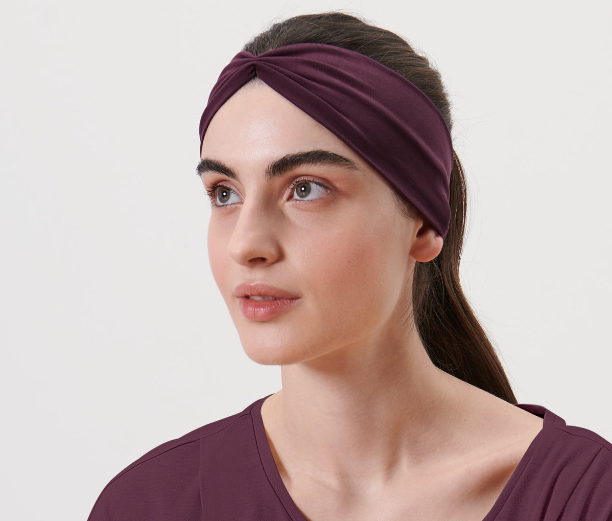 Frau trägt ein Funktions-Stirnband.
