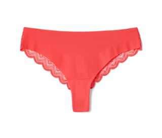 Ein korallenroter Magic-Cut-Braziltanga mit Spitze.