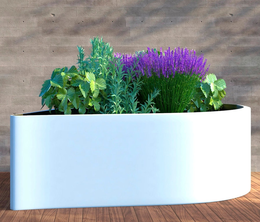 Ein weisses Hochbeet mit lila und grünen Pflanzen auf einem Holzboden. Im Hintergrund ist das Wings for Living Hochbeet »Amsterdam« Gr. M sichtbar.