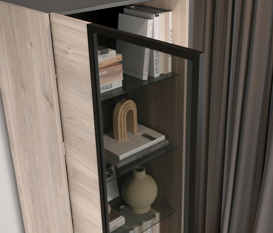 Geöffnete Vitrine »Cantoria« mit Büchern und Dekorationen auf Glasböden.