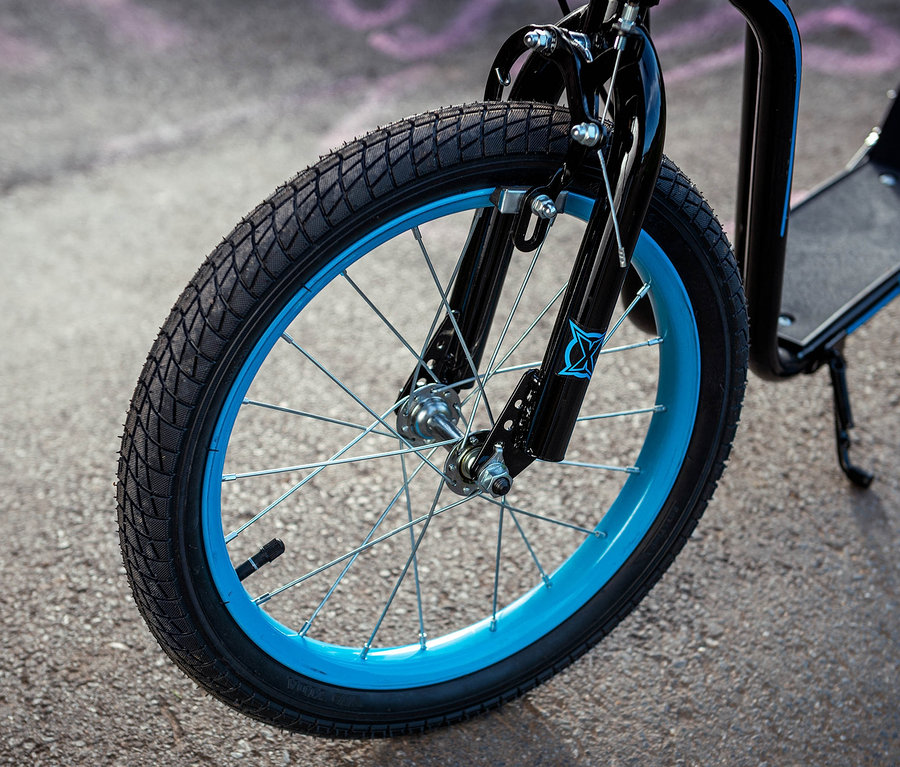 Detailansicht eines blauen Xootz BMX-Scooters.