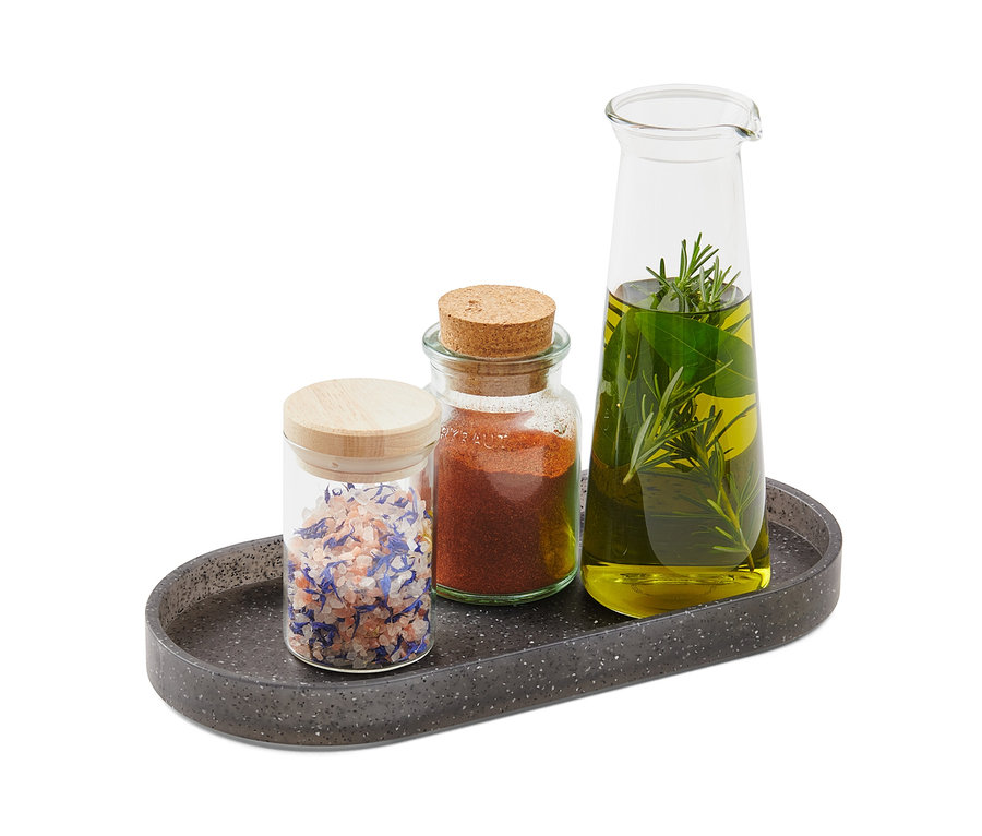 Drei Gläser mit Gewürzen und Öl stehen auf einer Küchenablage in Granitoptik.