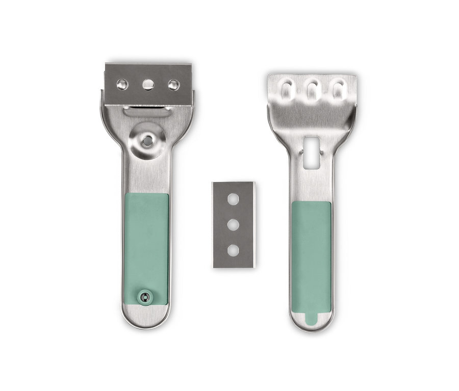 Zwei Reinigungsschaber und eine Ersatzklinge.