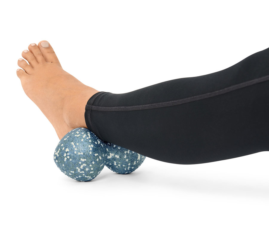 Ein Fuß auf einem Duo-Massageball.