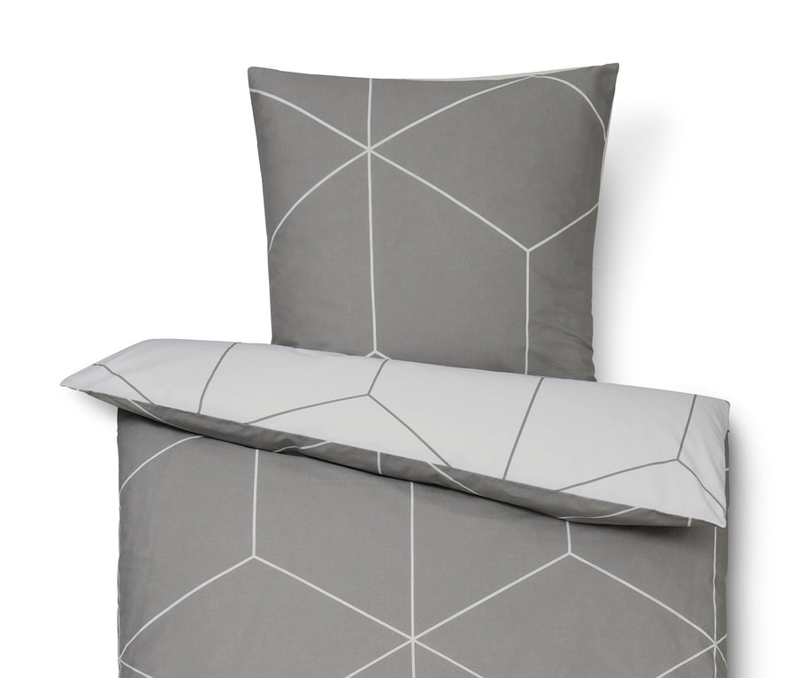 Graue Bettwäsche mit geometrischem Muster und einem Kissenbezug.